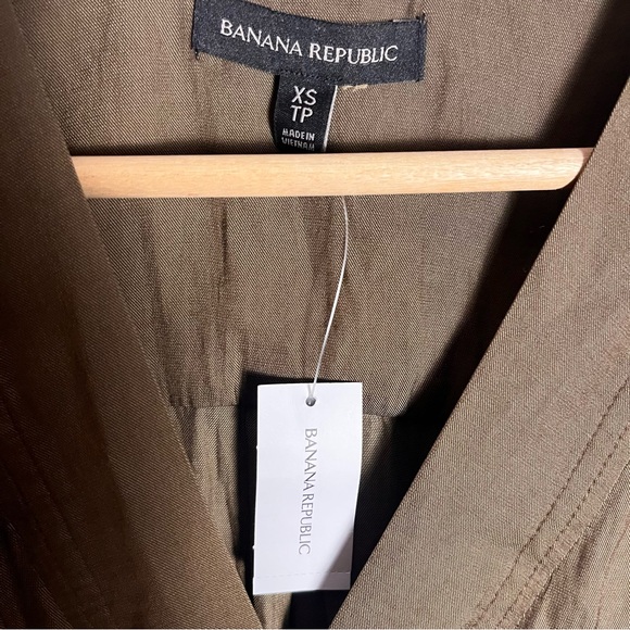 Banana Republic polyester blouse with accent belt - Picture 3 of 4